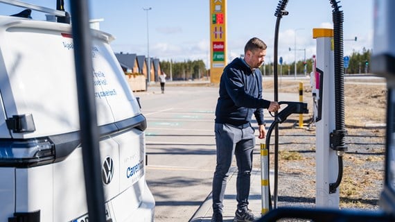 Tuemme Osuuskauppa KPO:ta sähköautojen latausinfrastruktuurin luomisessa