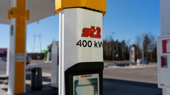 Tuemme St1:stä kattavan sähköautojen suurteholatausverkoston laajentamisessa